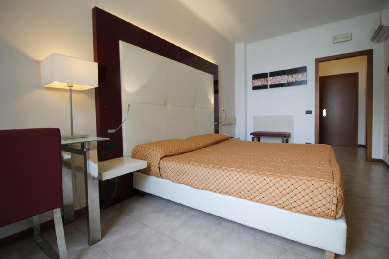 Hotel Europa Desenzano del Garda Exterior photo